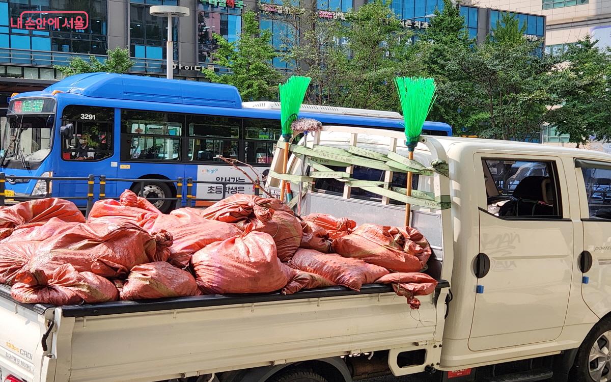 은행나무 열매를 담은 자루가 트럭에 가득 쌓여 있다. ⓒ윤혜숙