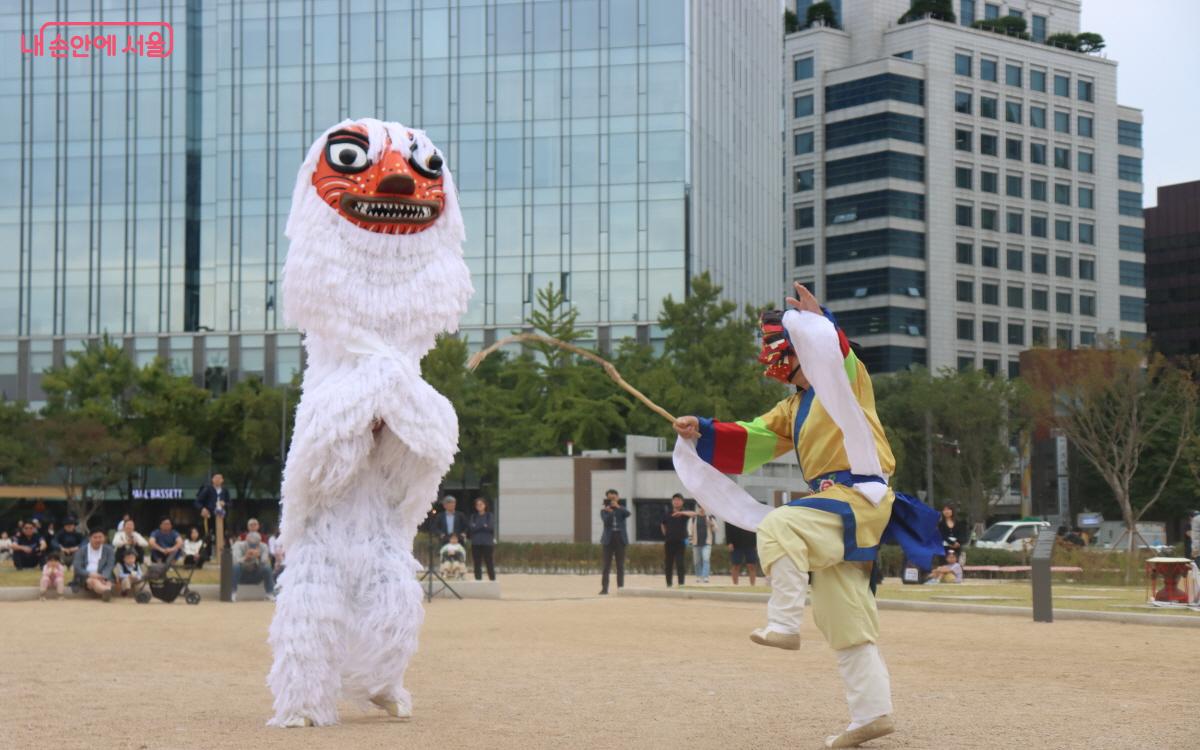 황해도 봉산탈춤 중 사자춤 공연 ⓒ심재혁