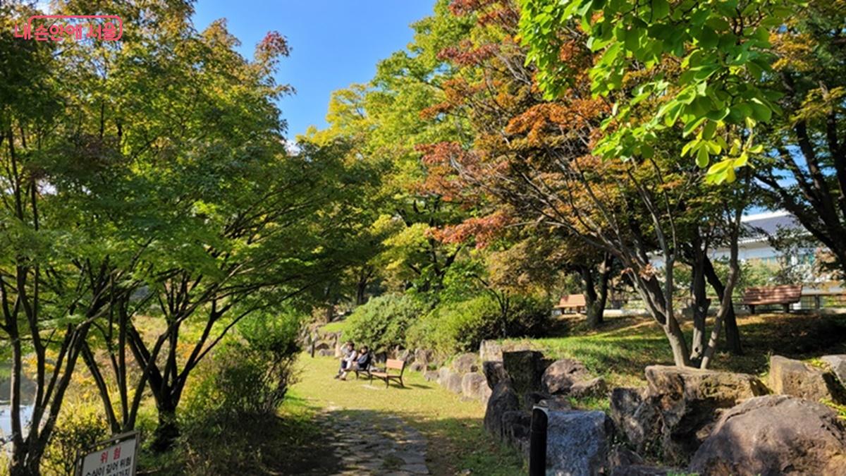 국립서울현충원 연못 현충지 벤치에서 휴식 중인 시민들 ©최용수