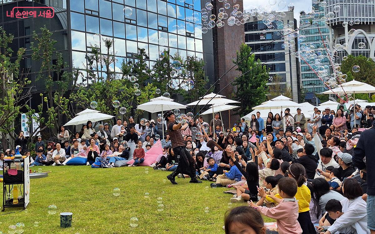 '버블쇼'는 다양한 버블을 활용한 공연으로, 아이들과 가족들이 즐길 수 있는 흥미로운 경험이었다. ©이혜숙