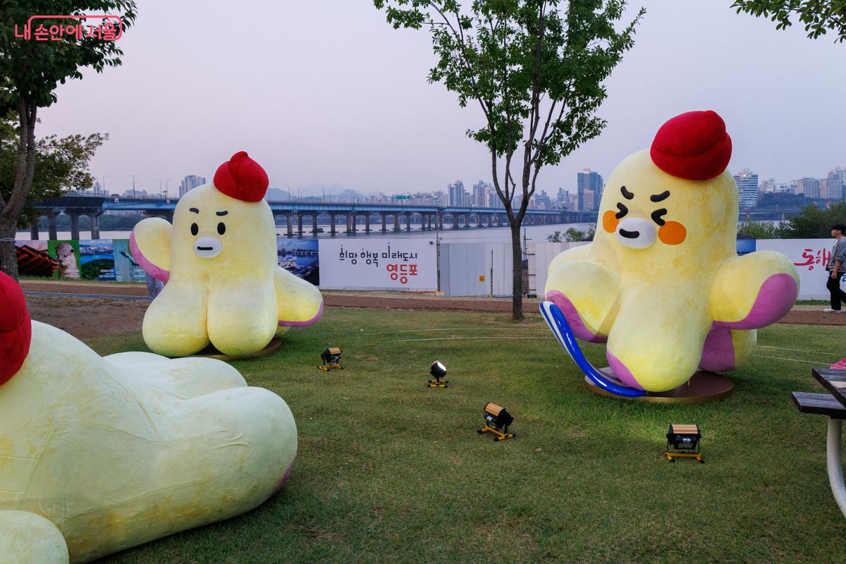 한강빛섬축제 후원사인 엘지유플러스의 캐릭터 문어 조형물 ⓒ유서경