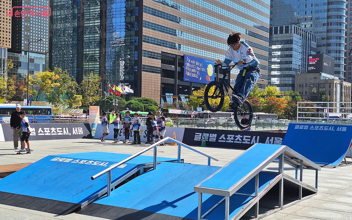 점프대에서 날아오르는 BMX 자전거의 모습이 인상적이다. ©정향선