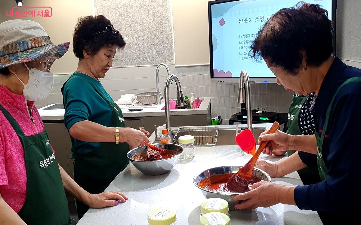 저염을 실천할 수 있는 방법과 다섯 가지 식품군이 고루 포함된 식사 구성법도 배웠다. ©엄윤주