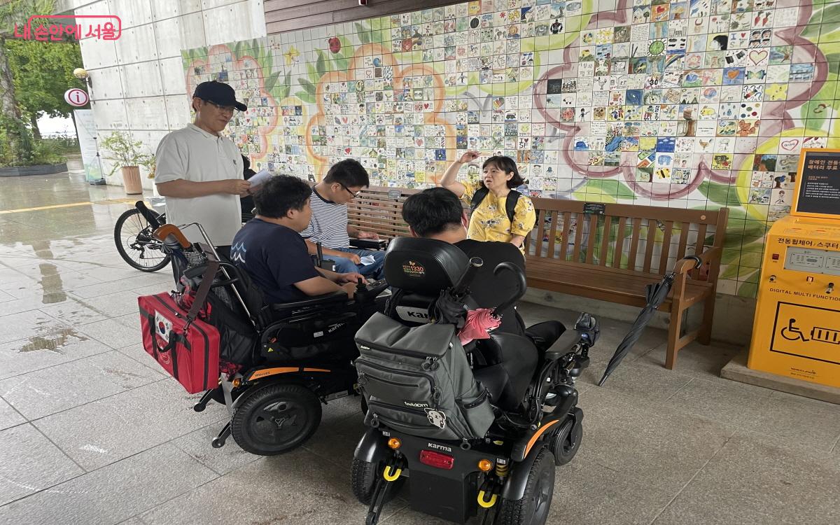 '축제를 즐길 지도' 제작을 위해 장애인과 비장애인이 한 팀을 이뤘다. ⓒ사계절공정여행