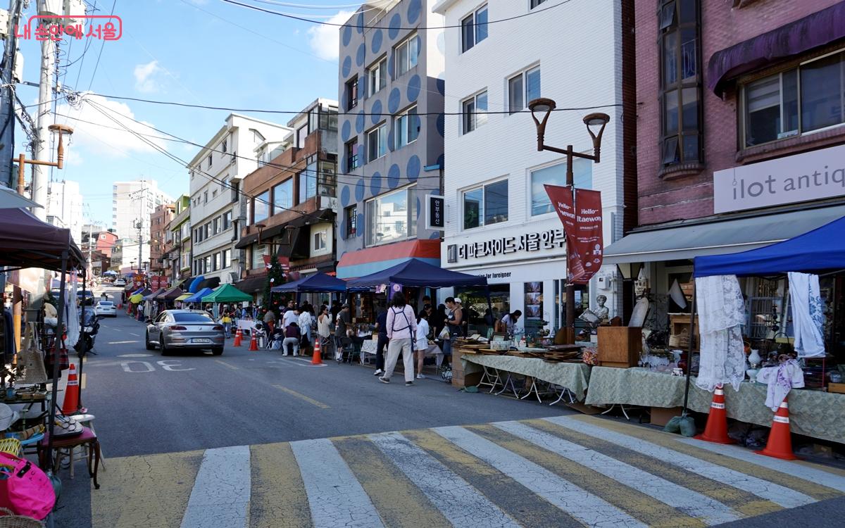 이태원 앤틱 가구 거리에서 축제가 열리고 있다. ©김윤경