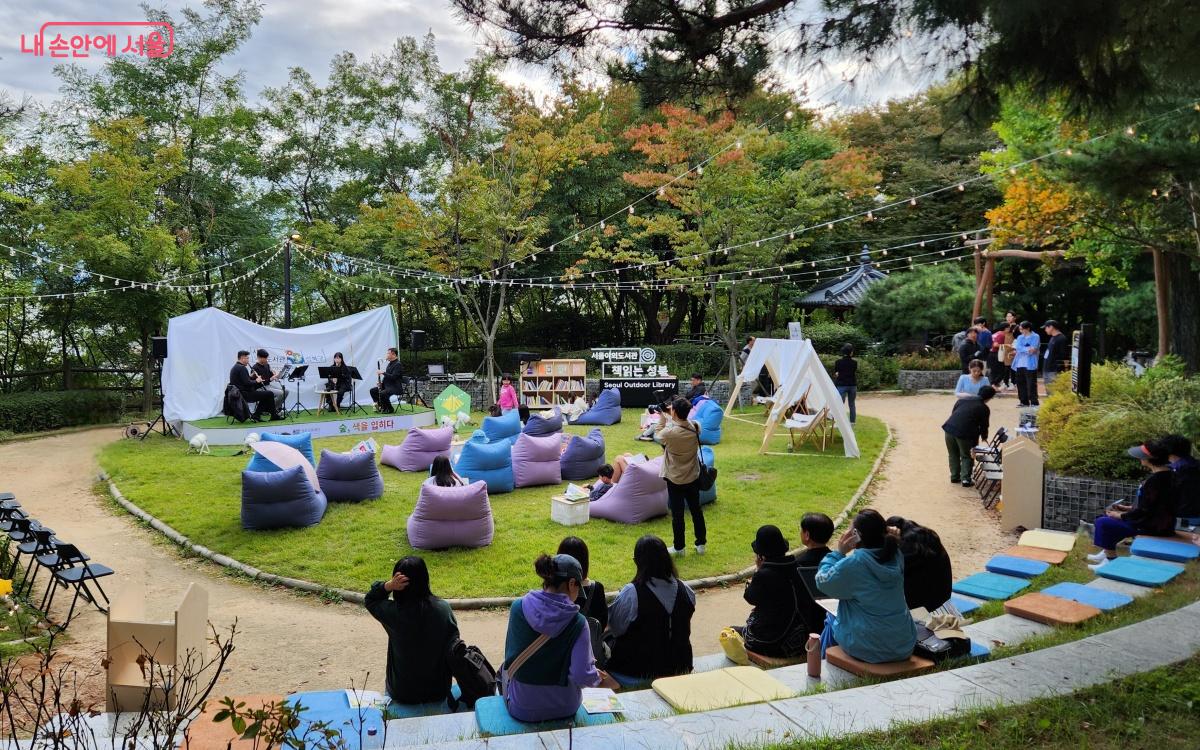 숲속 문화공간인 ‘마음숲’. 쉼과 독서를 즐길 수 있는 공간으로 꾸몄다. ⓒ김미선