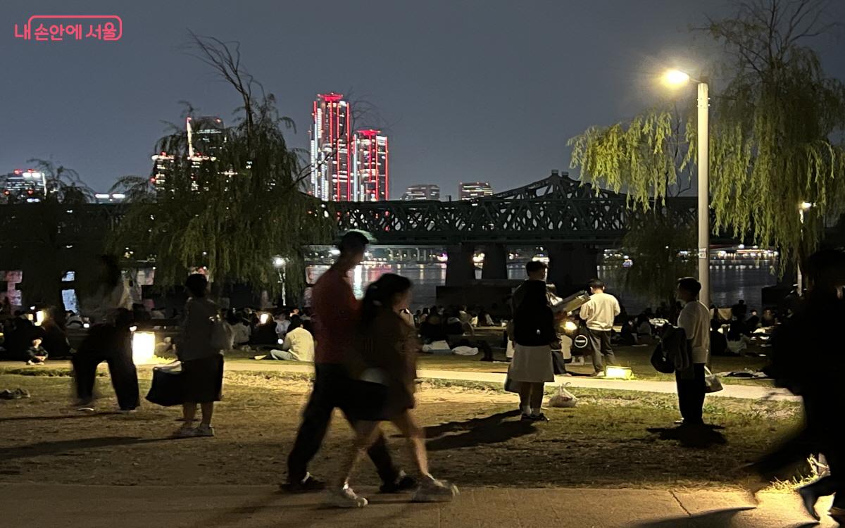 평일 및 주말 저녁엔 노들섬을 찾아 야경을 즐기는 시민들을 많이 볼 수 있다. ©박지영