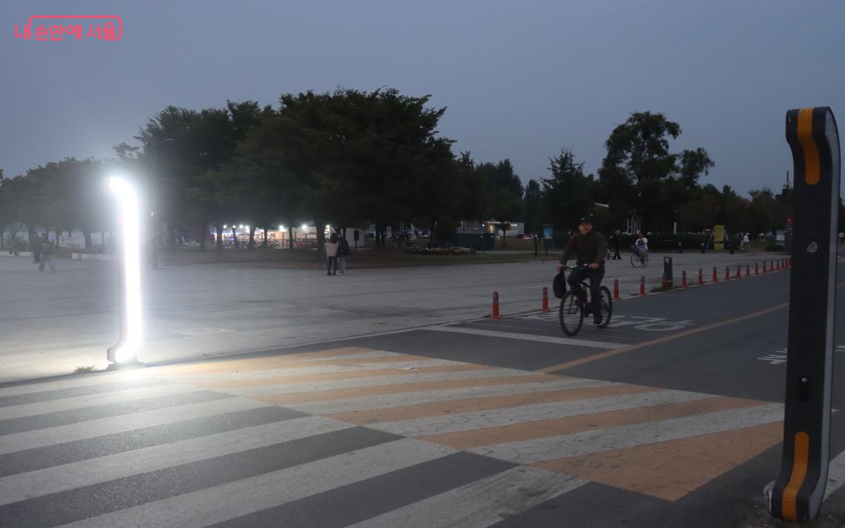 횡단보도 앞에 설치, 보행자로 하여금 자전거의 진입을 알린다. ⓒ조수연