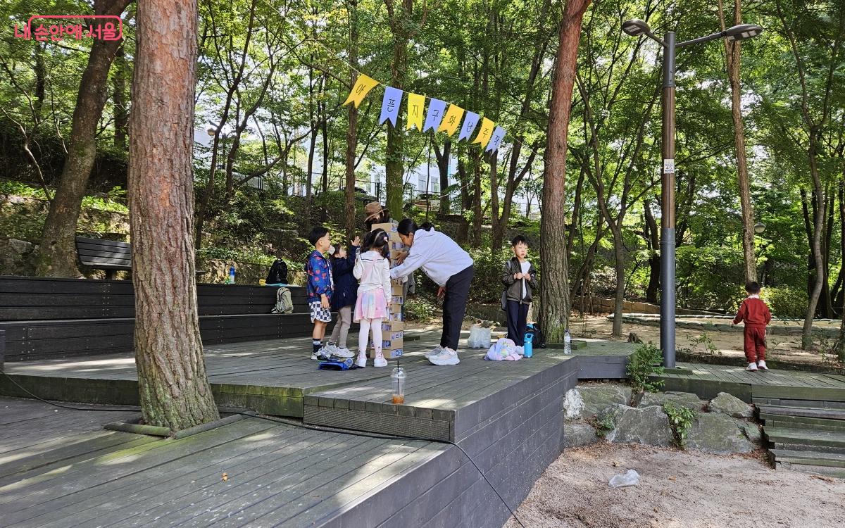 ‘아픈지구 화난주작’ 프로그램에서 대형젠가 놀이를 하면서 지구를 생각해 보았다. ⓒ이선미