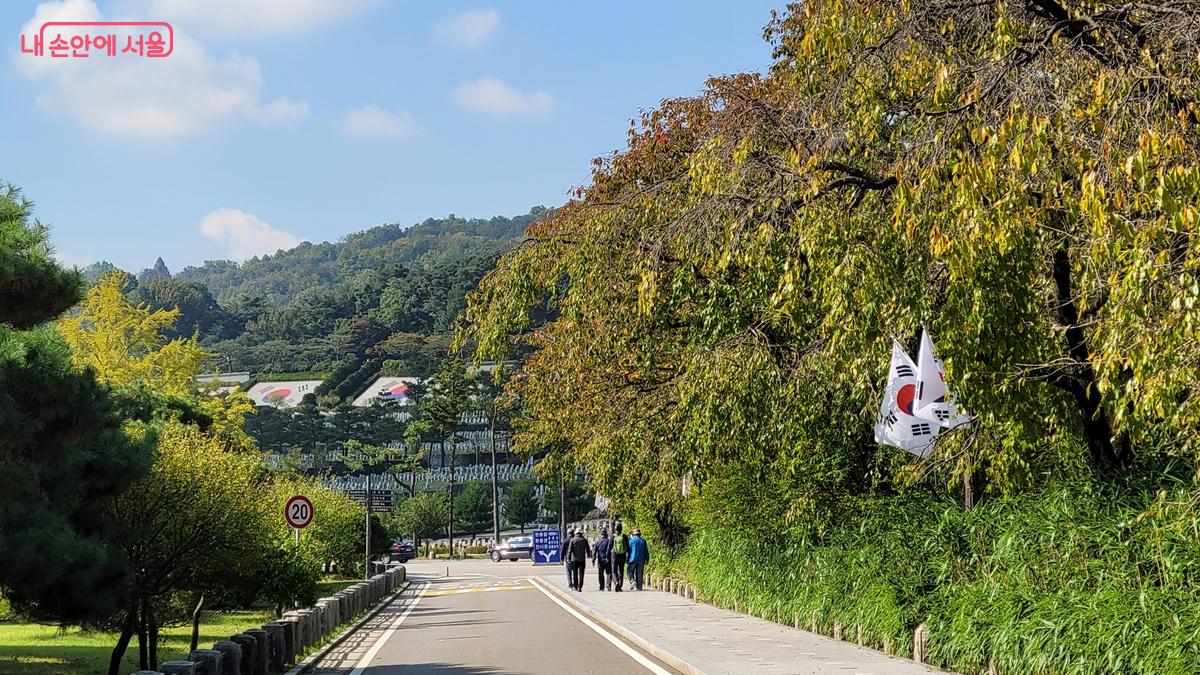 국립서울현충원 호국종 방향으로 산책하는 시민들 ©최용수