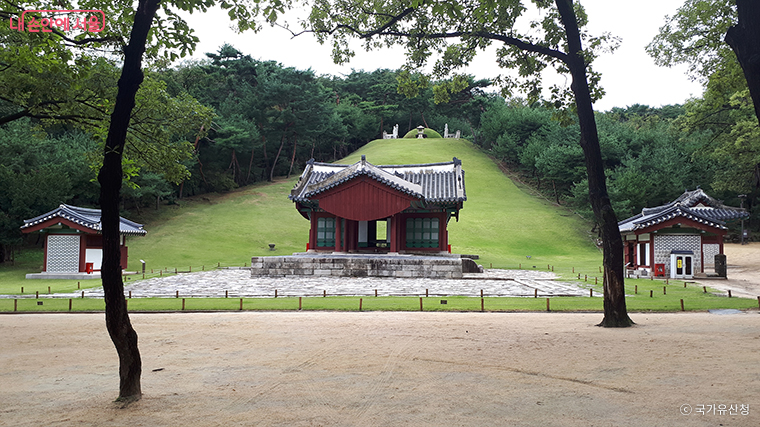 서울에 소재한 조선의 첫 왕릉은 태조의 계비인 신덕왕후(神德王后) 강씨(康氏)의 정릉이다.
