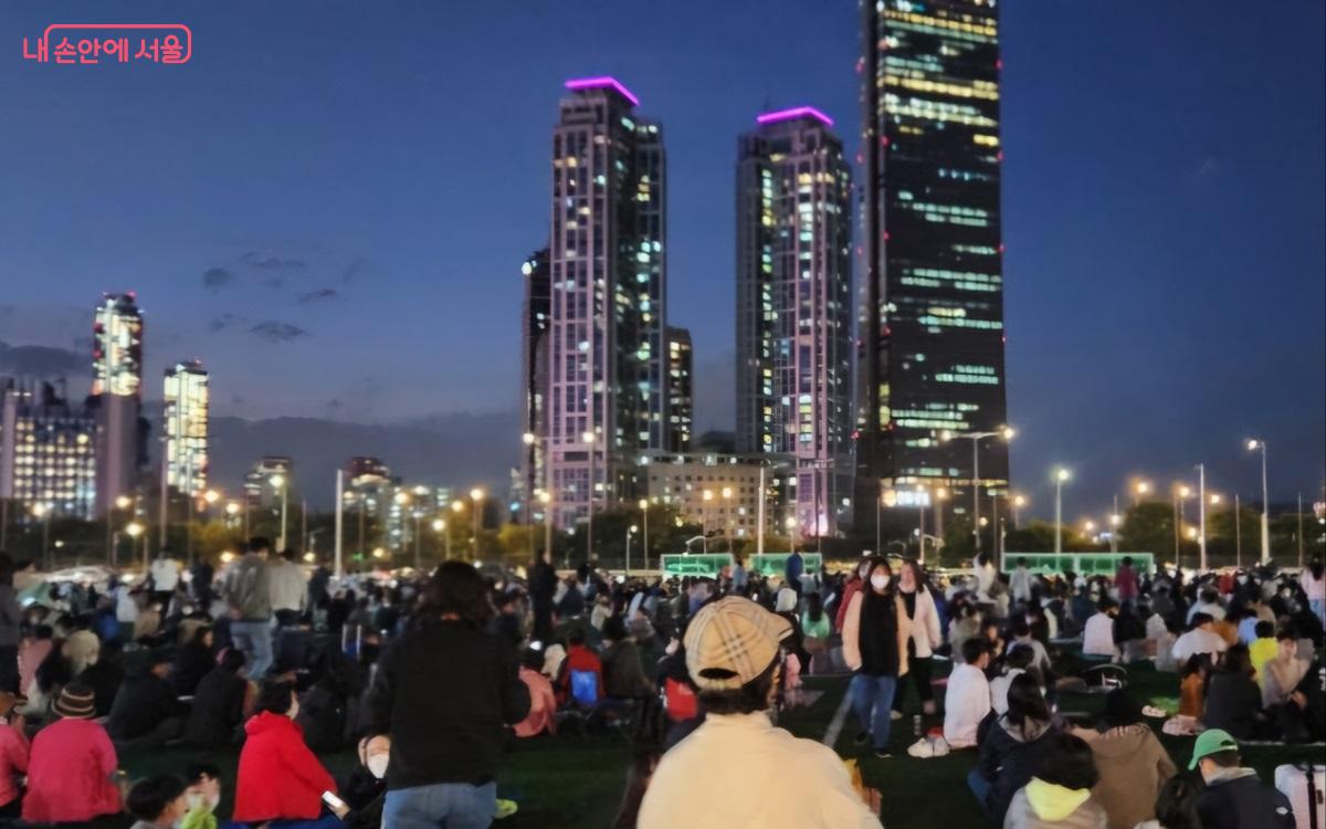 서울세계불꽃축제 명소로 알려진 곳에는 모두 인파가 몰린다. ⓒ김윤희