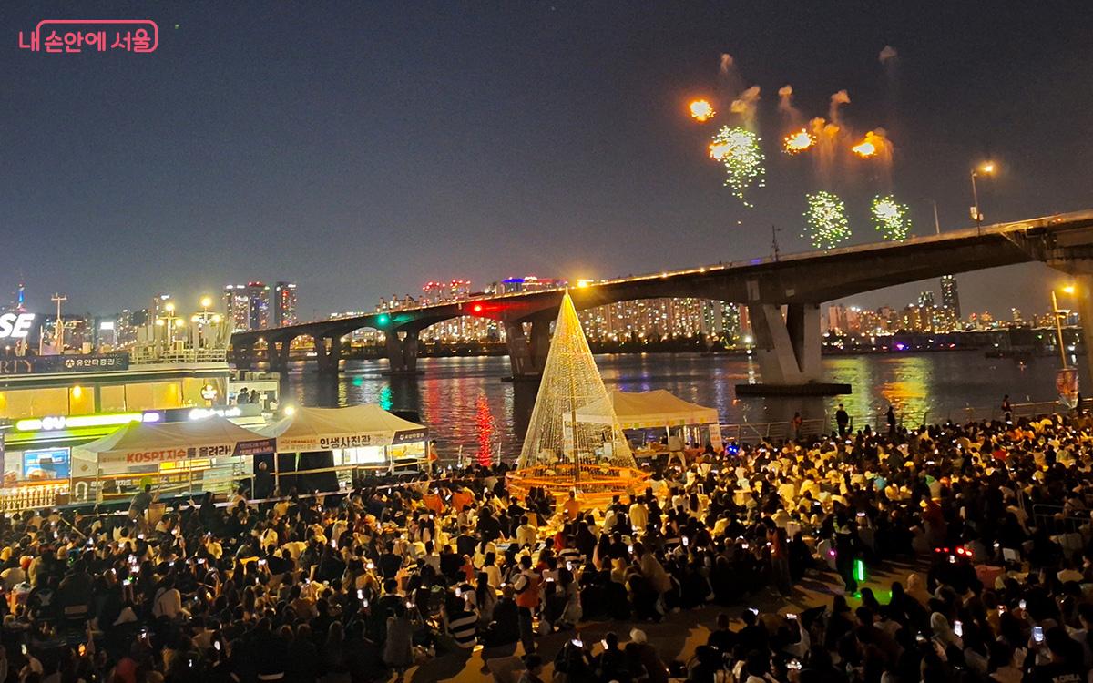 100만 인파가 모인 한강을 배경으로, 밤하늘을 수놓는 대규모 불꽃놀이 축제가 화려한 시작을 알린다. ©이혜숙