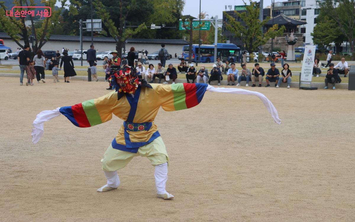 팔목중춤은 중간중간 대화도 있다. ⓒ심재혁