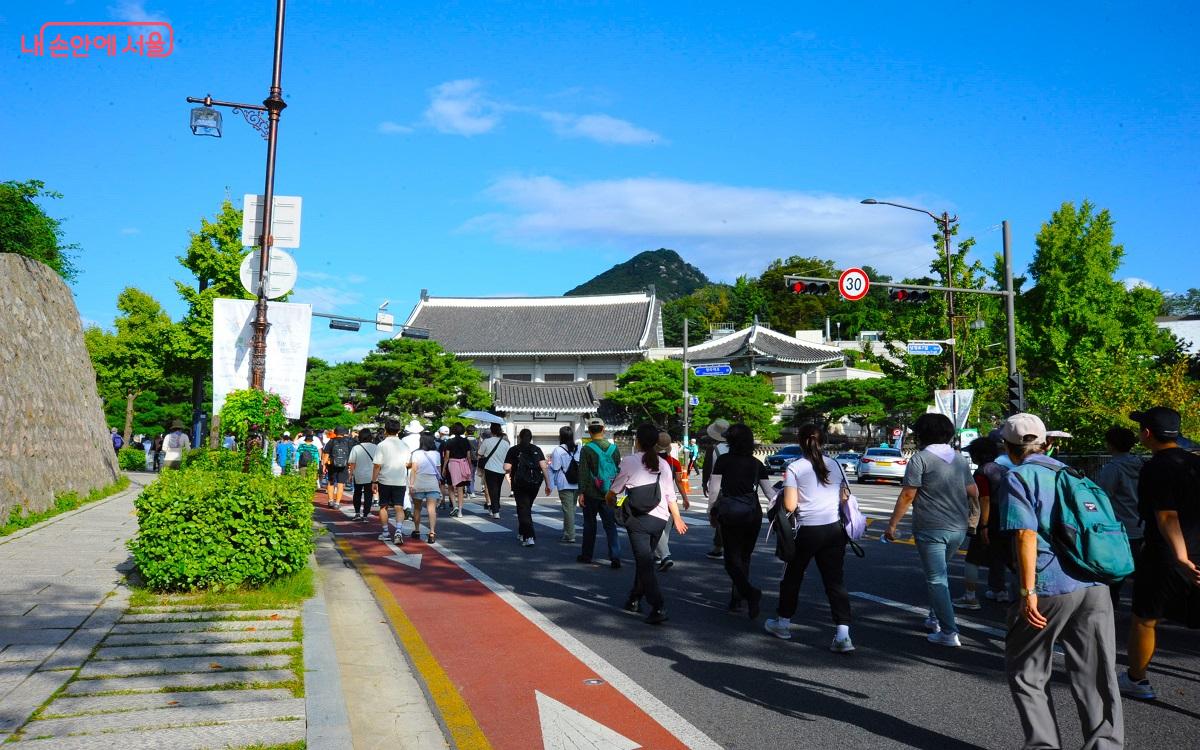 춘추문삼거리를 지나는 참가자들 ⓒ조수봉