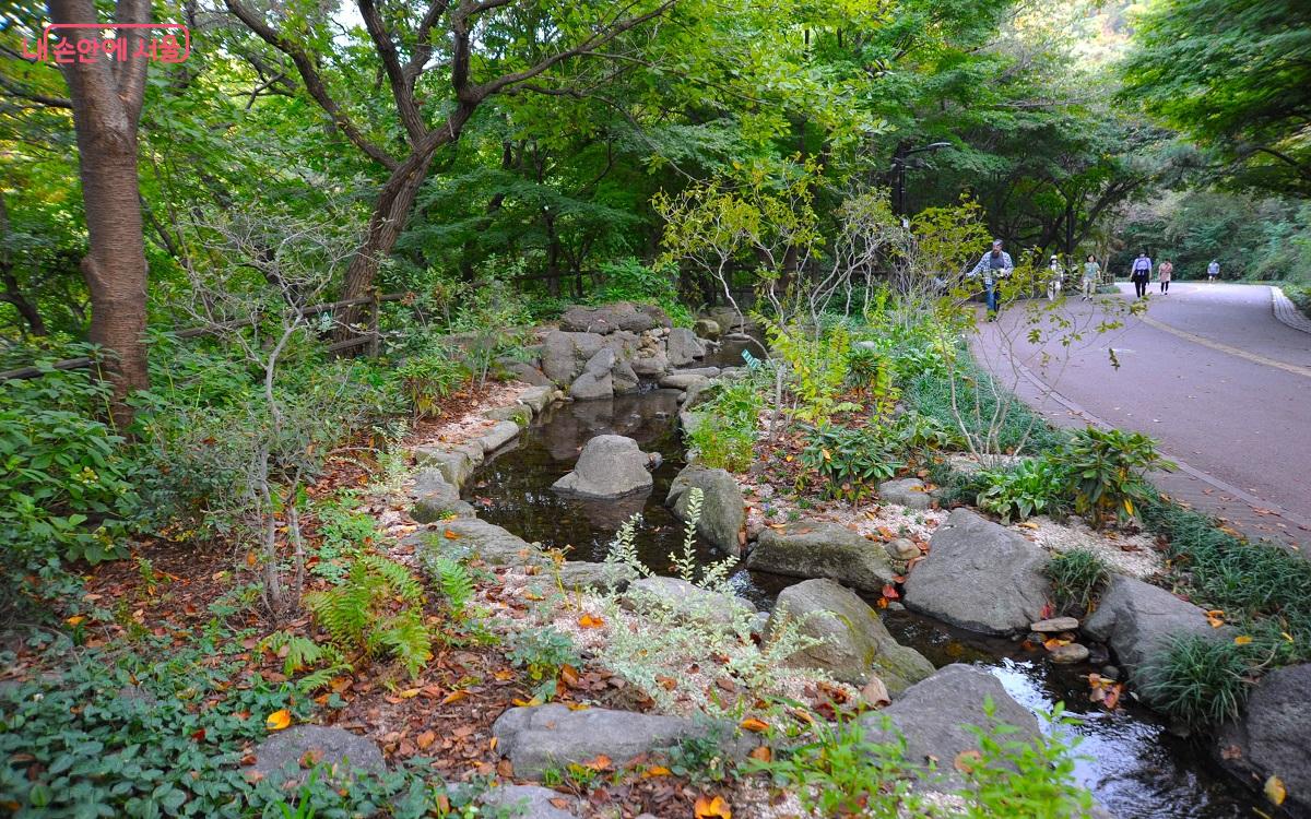 남산공원 회현자락, 홍광호 작가의 ‘본연여백(本然餘白)’ ⓒ조수봉