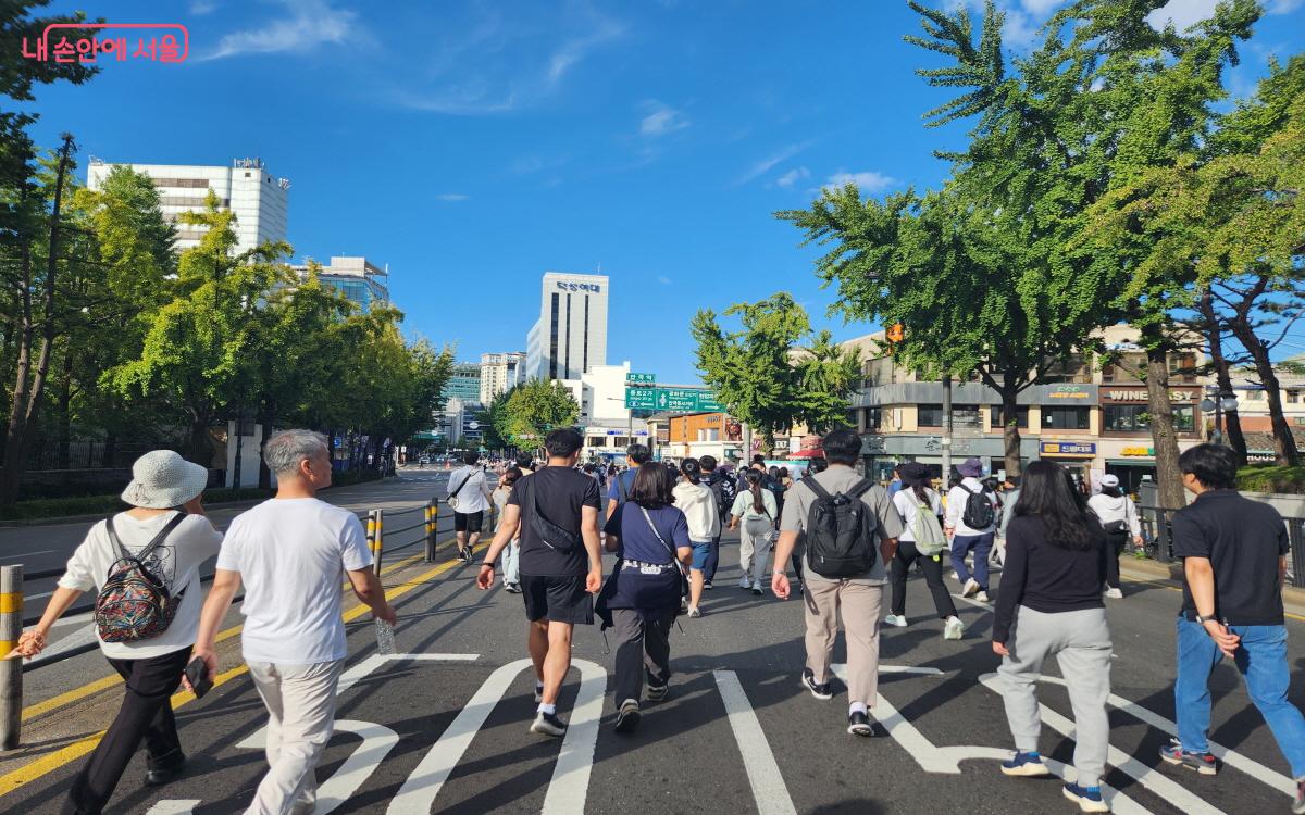 ‘2024 서울 걷자 페스티벌’에 참가한 시민들이 교통이 통제된 도로 위를 걷고 있다. ©윤혜숙