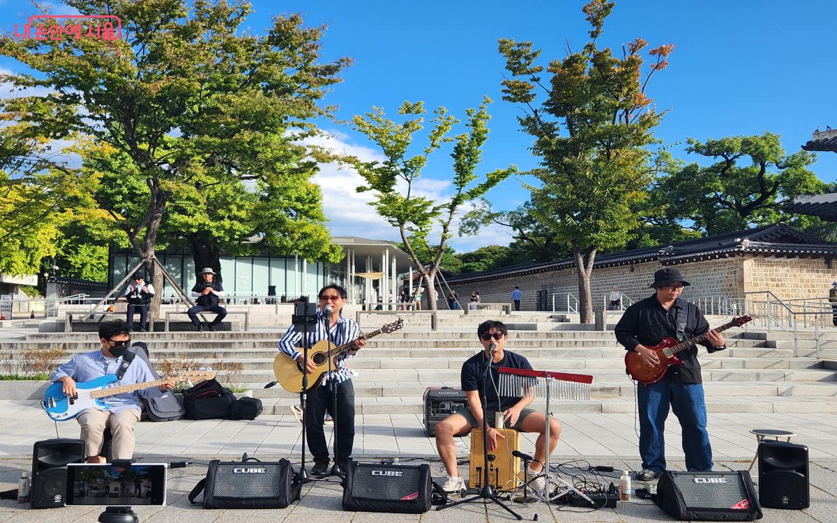 참가자들의 발길을 멈추게 만들었던 멋진 공연을 펼친 거리 공연단 ©윤혜숙