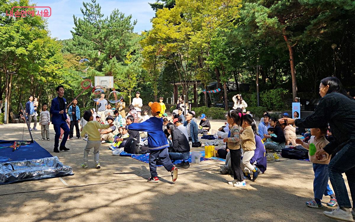 버블쇼가 진행되자 운동장은 축제의 한복판이 되었다. ⓒ이선미