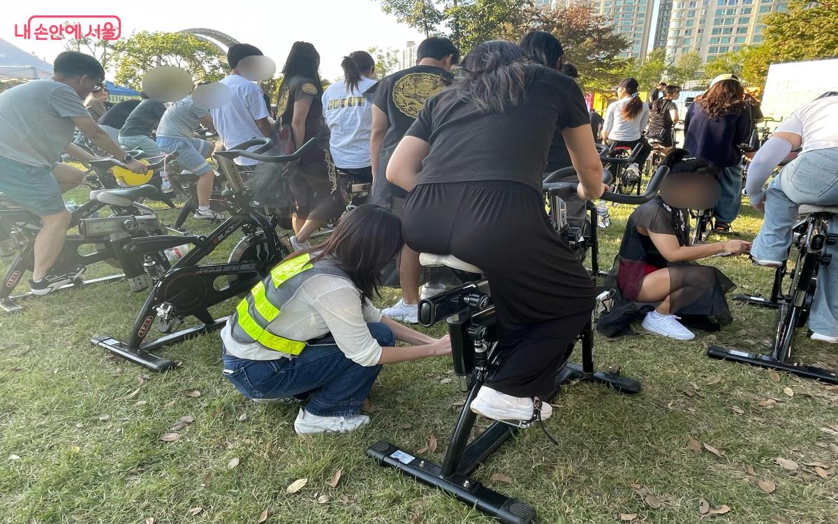 진행 스태프들이 안전을 위해 스피닝(고정식 자전거)을 점검하고 있다. ©이정민