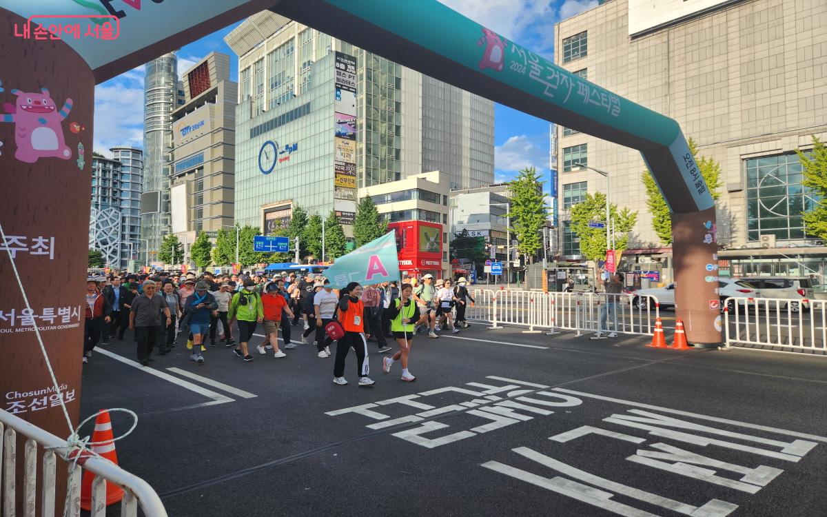 보행 속도에 따라 참가자들을 A부터 C그룹까지 나눠서 순차적으로 출발했다. ©윤혜숙