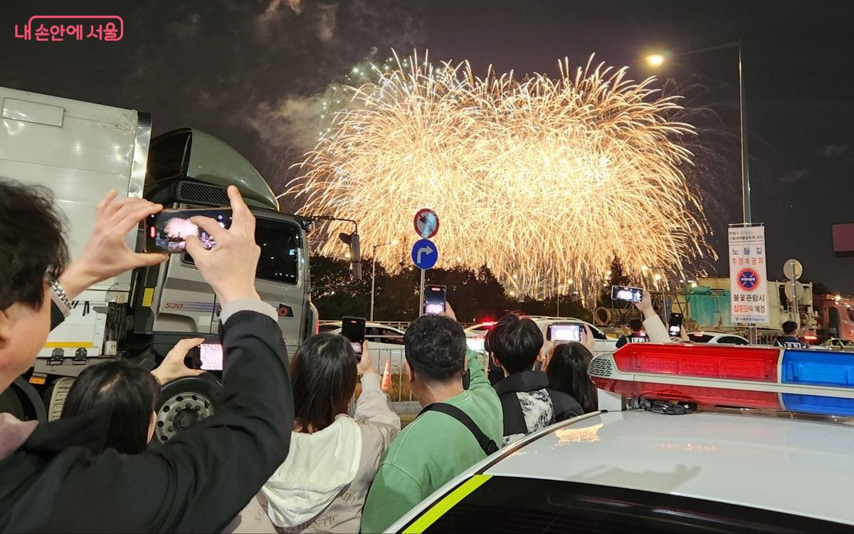 매년 시민으로 붐비는 서울세계불꽃축제, 지난해 모습  ⓒ김윤희