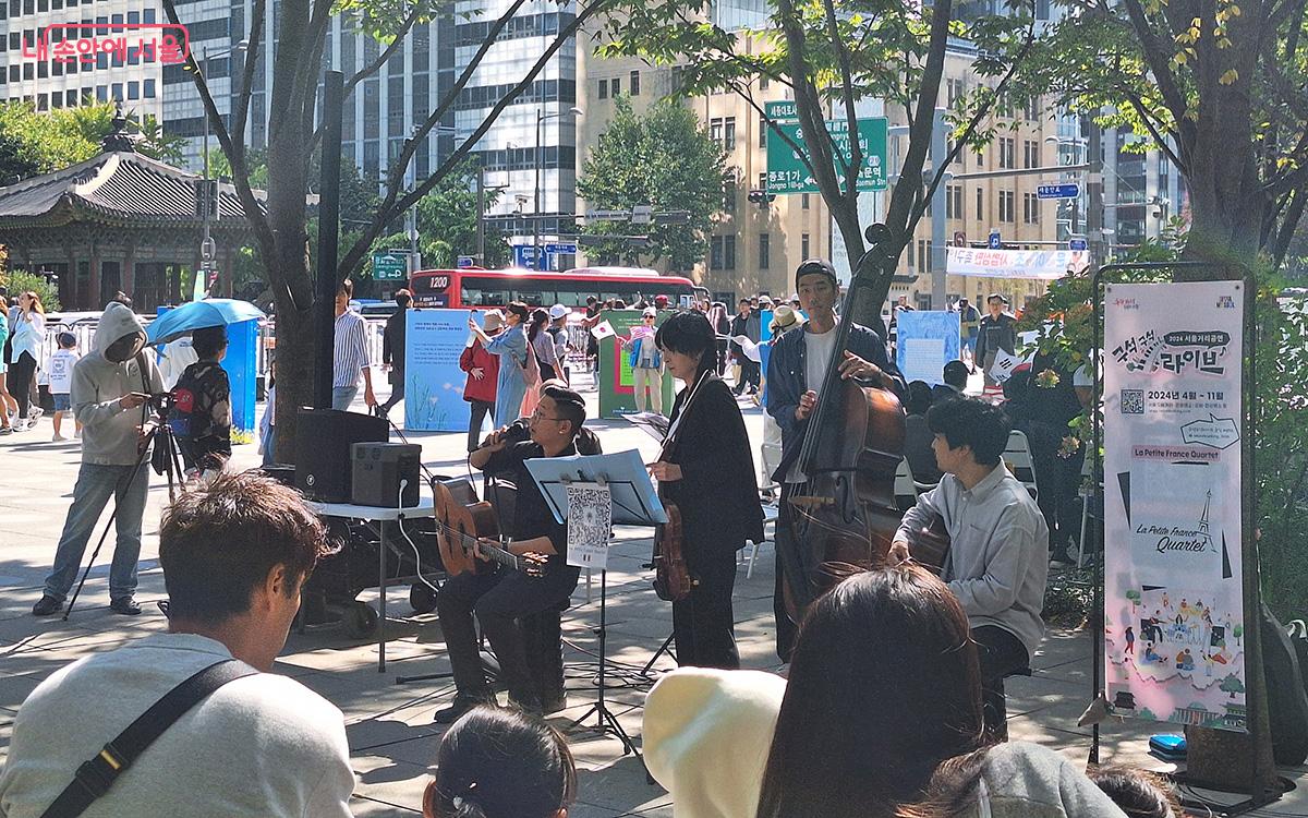 '구석구석 라이브' 버스킹은 신나는 음악으로 행사장의 분위기를 고조시켰다.