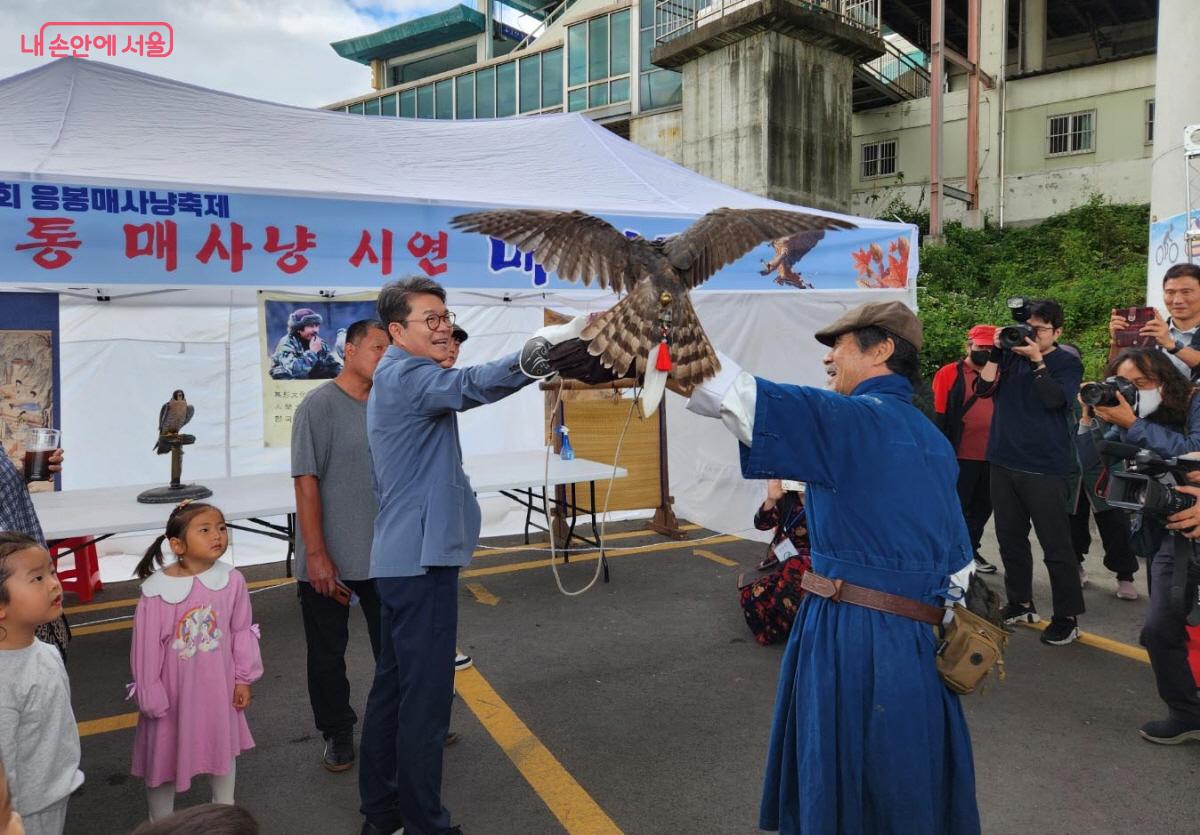 성동구 마을 대표 축제인 ‘제4회 응봉 매사냥 축제’가 응봉교 하부에서 열렸다. ⓒ조시승