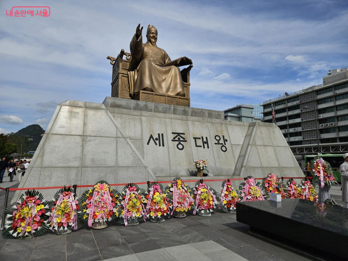 광화문광장 세종대왕상 앞에 많은 화환과 꽃다발이 놓여있었다. ⓒ이선미