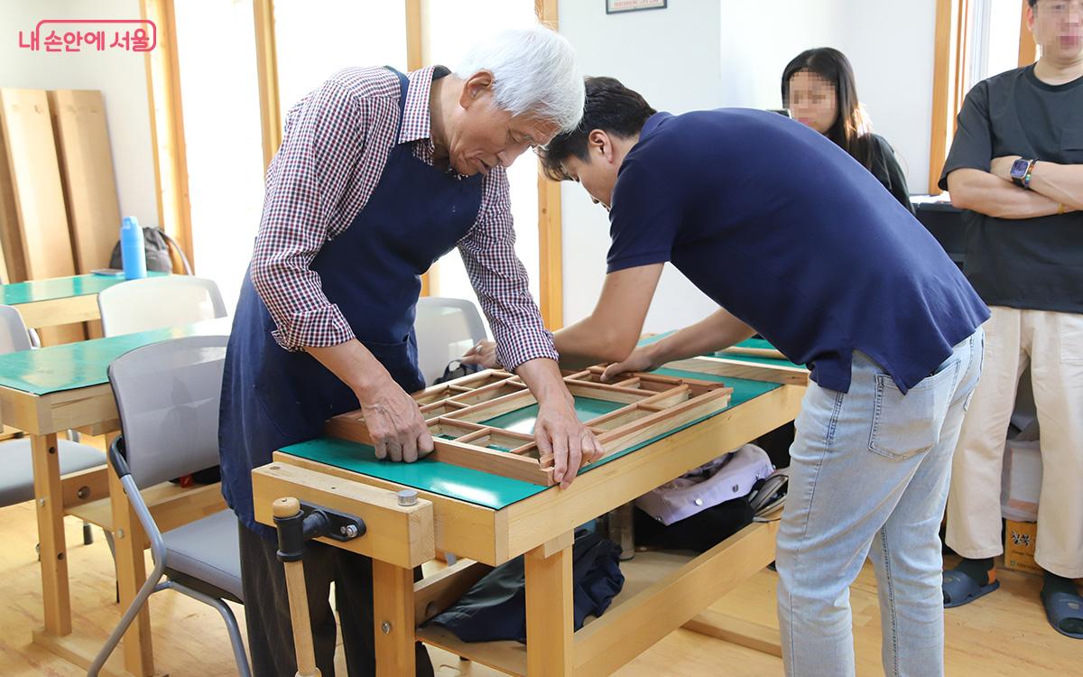 참가한 시민들은 김영환 이수자의 가르침으로 직접 목가구의 기초를 배워보는 시간도 가졌다. ©이혜숙