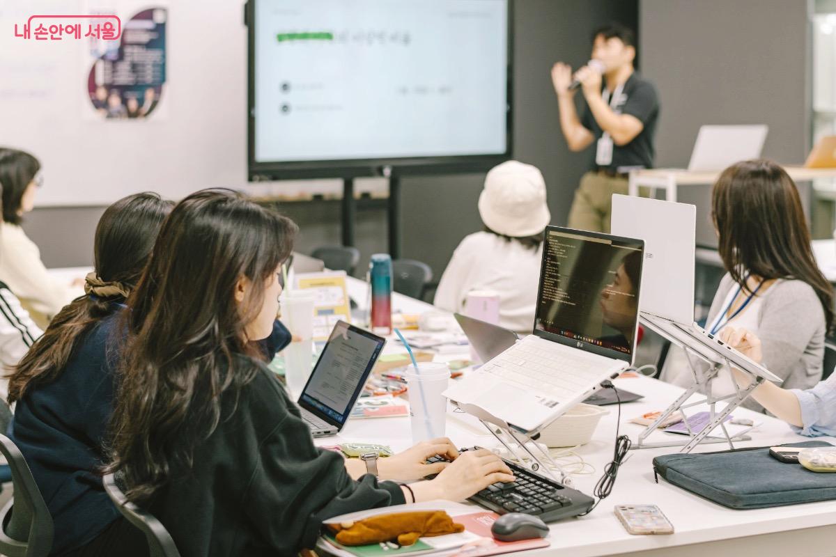 경험을 구체화하는 멘토링과 포트폴리오를 발전시킬 수 있는 경험 관리법을 배운다. ⓒ서울시민대학