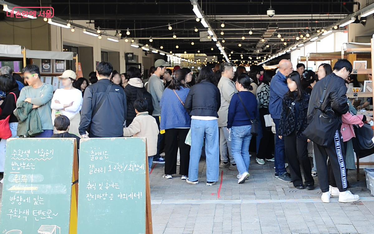 노들섬 갤러리 통로가 노들섬 미식 마켓을 찾은 시민들로 북적인다. ©오도연