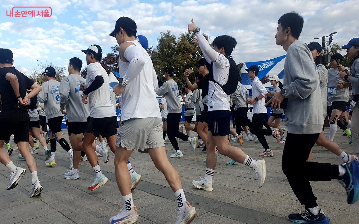 서울시는 매주 목요일 저녁 함께 달리는 ‘7979 서울 러닝크루’ 생활체육 프로그램도 운영 중이다. ©엄윤주