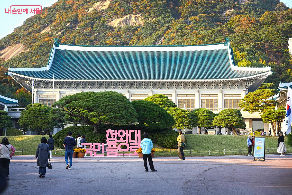 청와대를 배경으로 인증 사진을 찍는 '청와대 국민품으로' 조형물 ©김주연