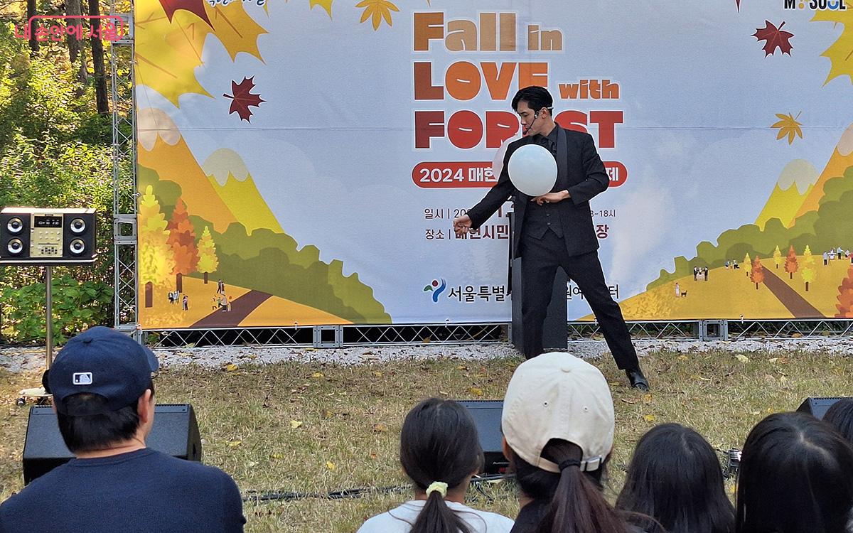 ‘미라클 매직쇼’는 신비로운 마술로 특히 어린이들의 시선을 사로잡았다. ©이혜숙