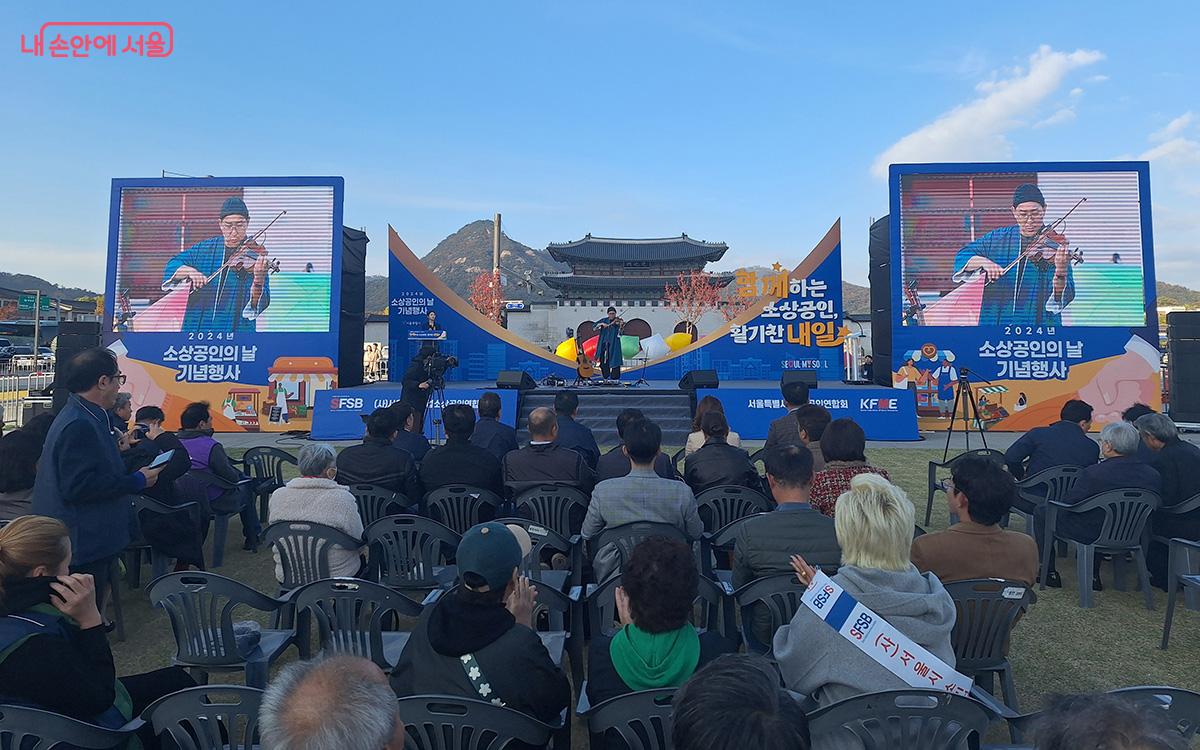 기타와 바이올린을 모두 연주하는 '기타누누'가 행사장의 분위기를 고조시켰다. ©이혜숙