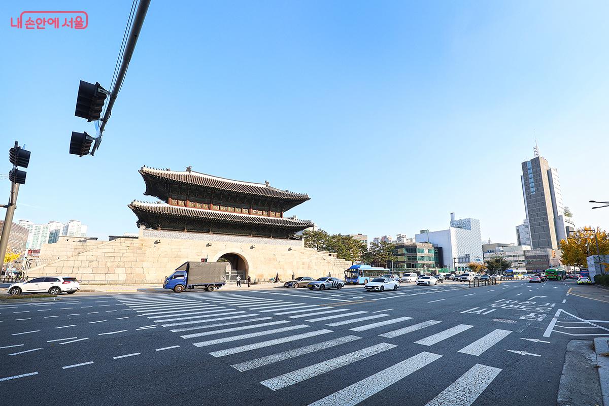 종로6가에 있는 조선시대 성문인 '흥인지문'이 꿋꿋이 서울을 지키고 있다. ©김주연