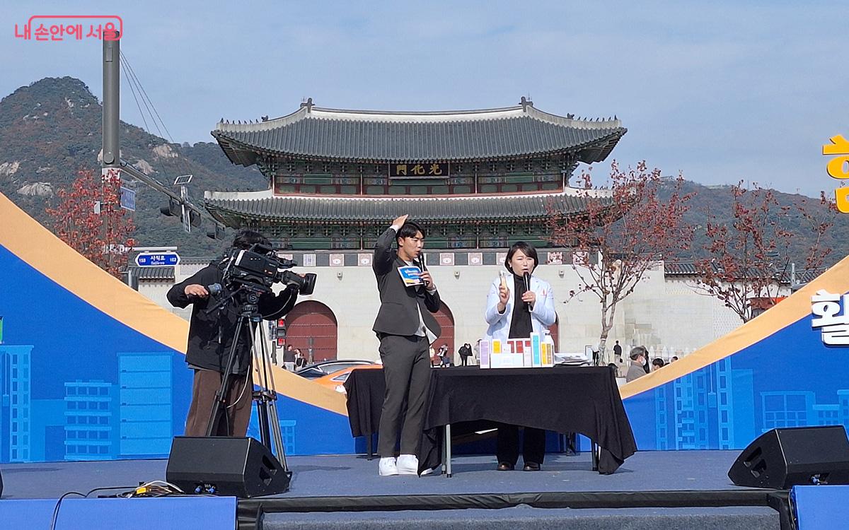 온？오프라인에서 동시에 실시간 방송 판매(라이브 커머스) 형식의 이벤트가 진행됐다. ©이혜숙