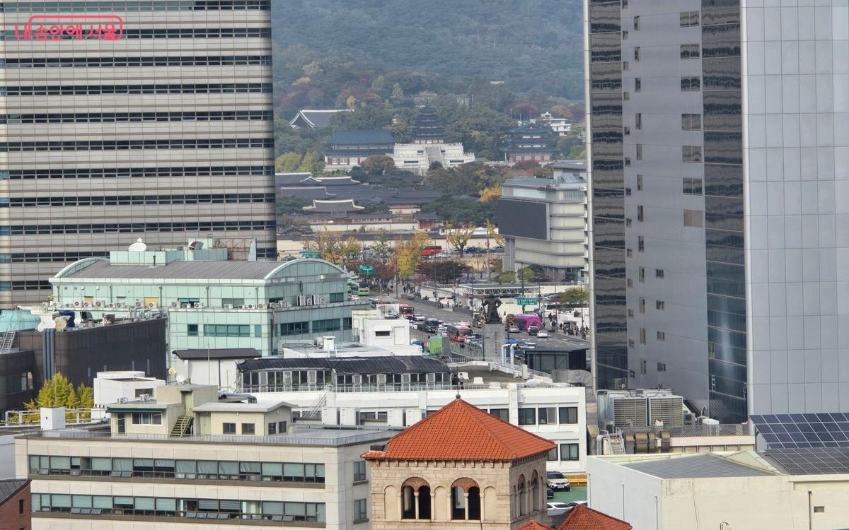 저 멀리에 있는 광화문광장과 이순신 장군 동상도 보인다. ⓒ김대진