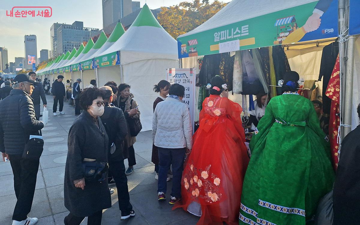 각종 행사에 필요한 한복뿐 아니라 생활 한복도 준비되어 소비자들을 만족시켰다. ©이혜숙