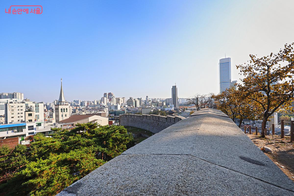 한양도성길을 따라 산책을 즐기며 만나게 되는 서울 풍경 ©김주연