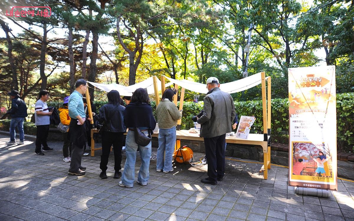 공원사진관에서는 사진사가 찍어준 사진을 바로 출력해 받을 수 있었다. ©조수봉