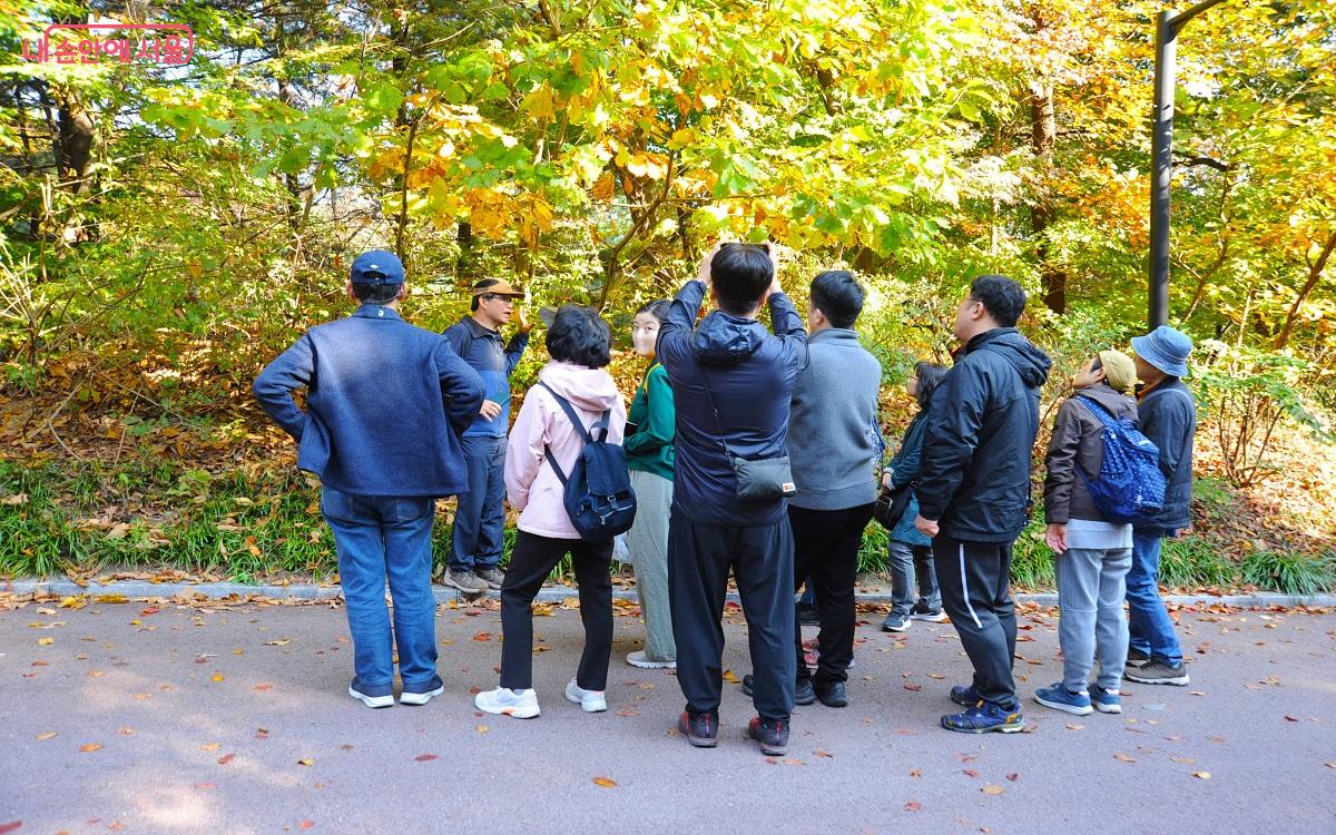 ‘둘레길 가을투어’는 A·B조 두 개의 조로 운영됐다. ©조수봉