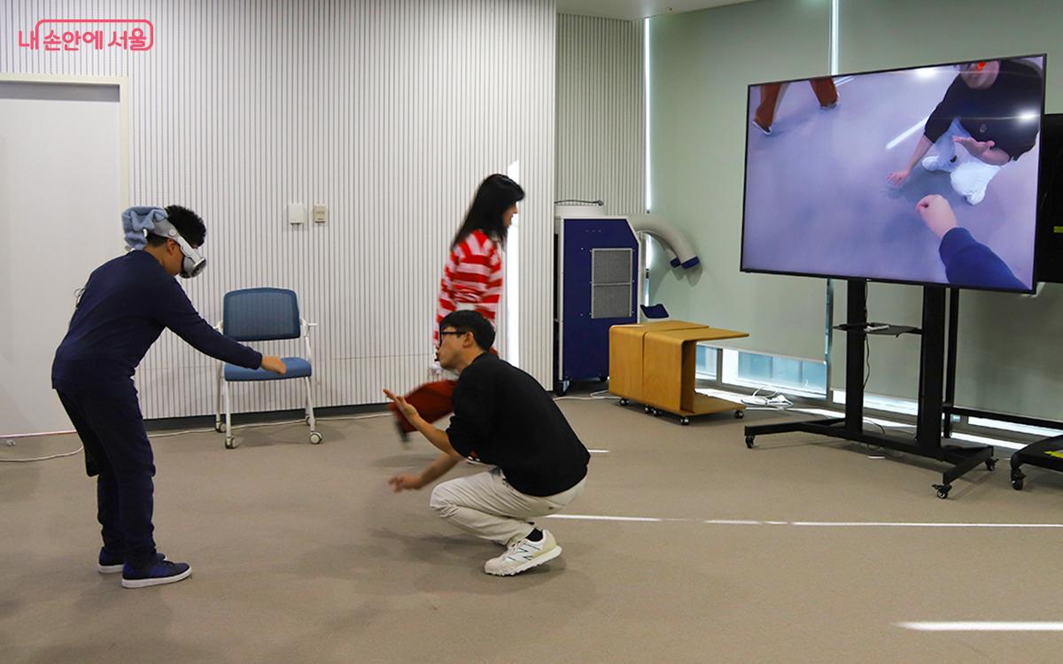 탐구형 프로그램인 ‘VR 진화의 여정’에서는 기기 체험을 넘어 디지털 기술의 원리를 강의 형태로 학습할 수 있다. ©이혜숙