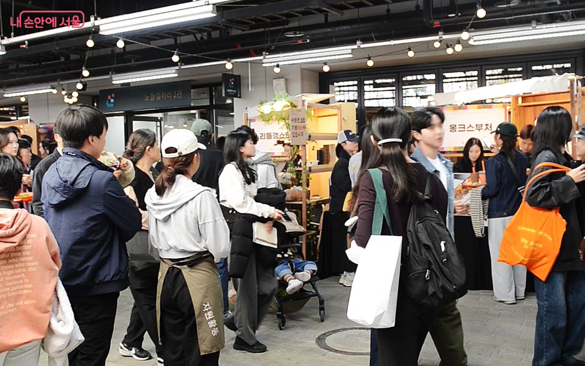 100여 개의 부스가 곳곳에 설치되어 맛집을 찾는 시민들이 바쁘게 발걸음을 옮긴다. ©오도연