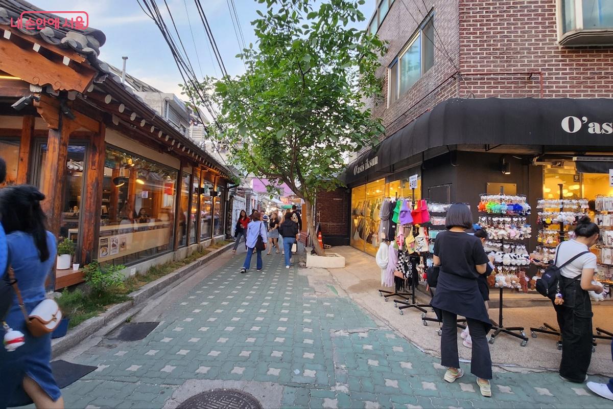 MZ 아니어도 모두가 반할 수밖에 없는, 익선동의 매력! > 내 손안에 서울 > 서울이야기 > 시민소통 > 정보소통광장