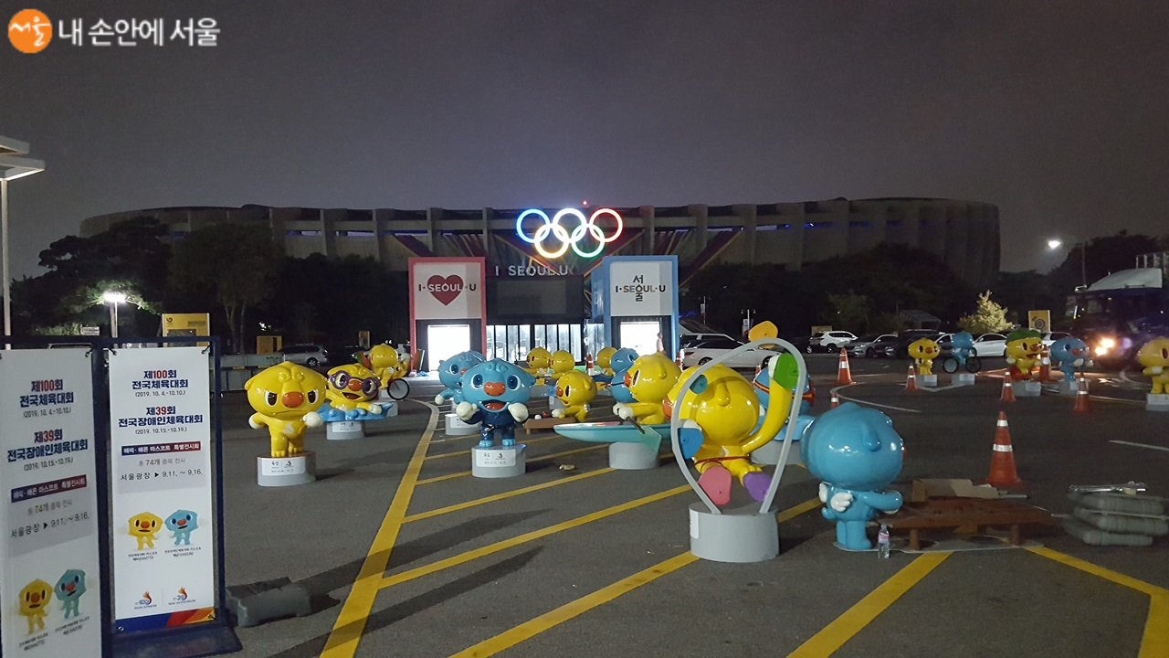 제100회 전국체전 개막식이 펼쳐질 올림픽경기장 모습, 47개 경기종목이 마스코트 '해티' 조형물로 표현되어 있다.
