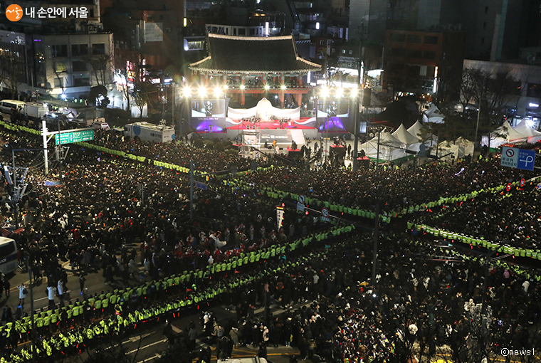 지난 2019년 12월 31일 보신각 전경, 타종행사 관람을 위해 모인 인파