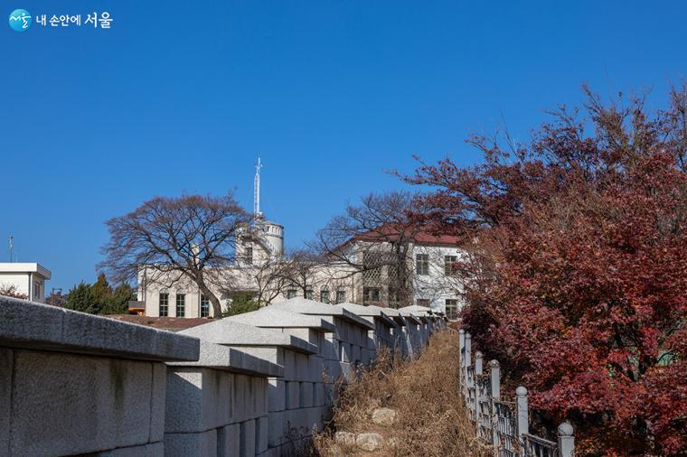 국립기상박물관은 서울 한양도성 인왕산 구간에 위치한다. 덕분에 복원된 한양도성 성곽 일부도 살펴볼 수 있다. 다만 한양도성은 박물관에서 직접 접근할 수 없으며 월암근린공원에서 접근이 가능하다 ⓒ양인억