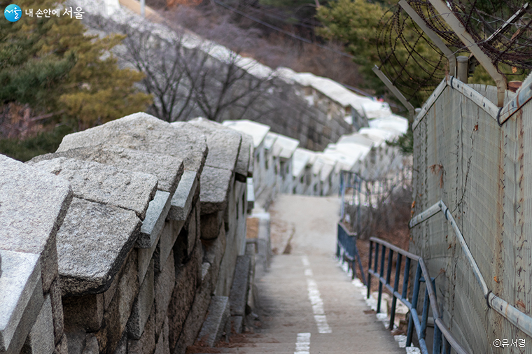 경사가 있는 인왕산 구간, 발 아래로 내려다보이는 성벽